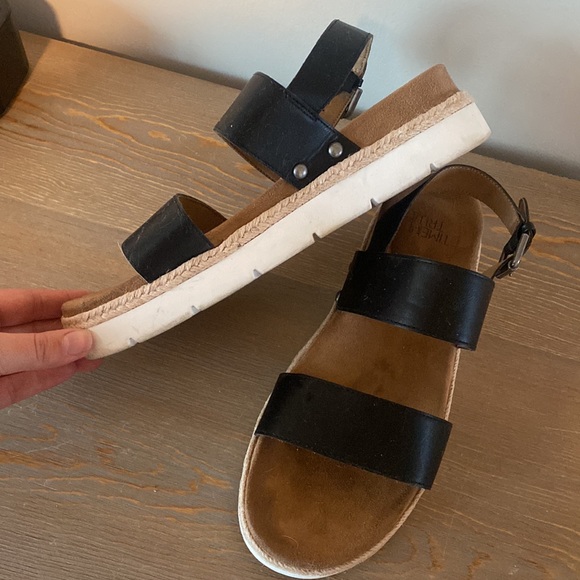 Time&Tru Sandals - Picture 2 of 5